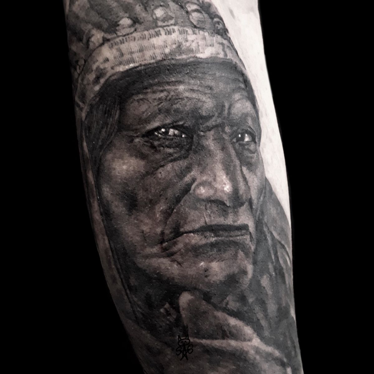 Realistyczny portret Indianina w czarni i szarościach. Praca wykonana w ciągu jednej sesji całodziennej.