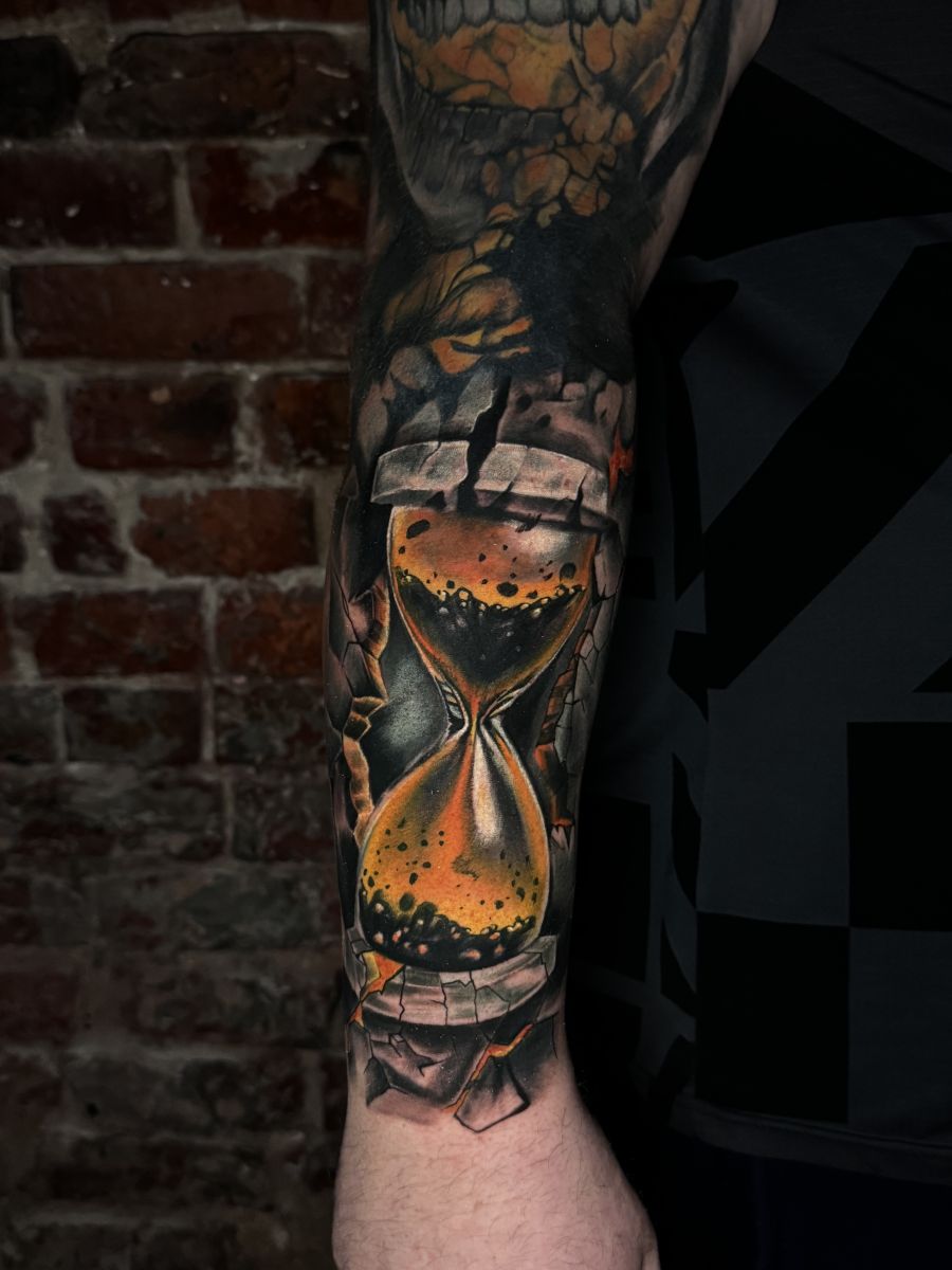 Klepsydrą w kolorach na przedramieniu wykonana na jednej sesji